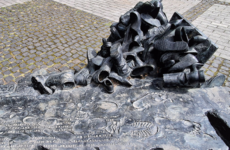 Bronzedenkmal zu Ehren von Edith Stein, im Vordergrund befinden sich mehrere herrenlose Schuhe