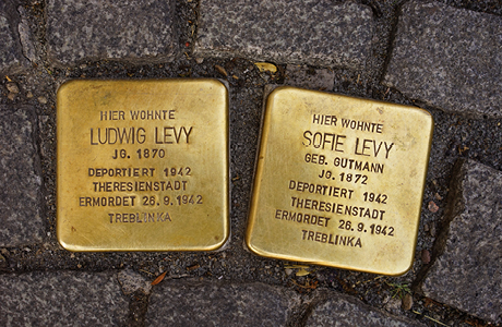 Bild von zwei Stolpersteinen, Metallwürfel aus Messing mit Inschrift, umgeben von Granitpflaster